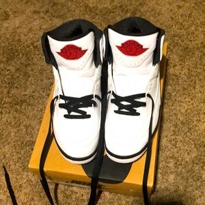 NIKE🏀AIR JORDAN 2 Retro white/black/red (Sz.9.5) Like New.💐